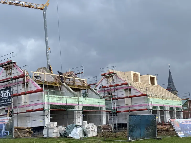 Dachstuhlmontage an zwei Neubauten mit Kran