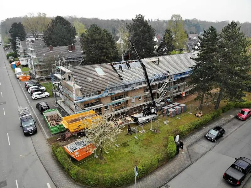Luftbild: Neueindeckung eines Mehrfamilienhauses, Kran und Gerüst