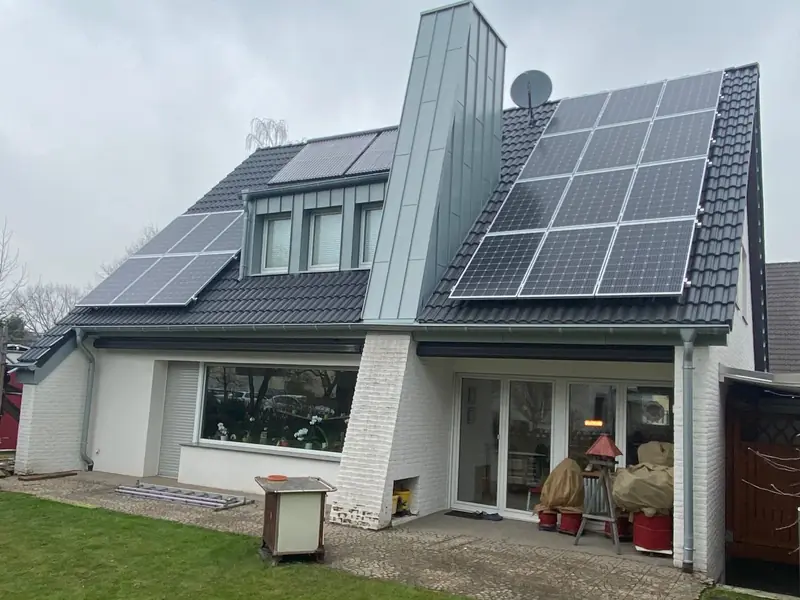 Einfamilienhaus mit neuem dunklem Dach, Zinkverkleidung und Solaranlage
